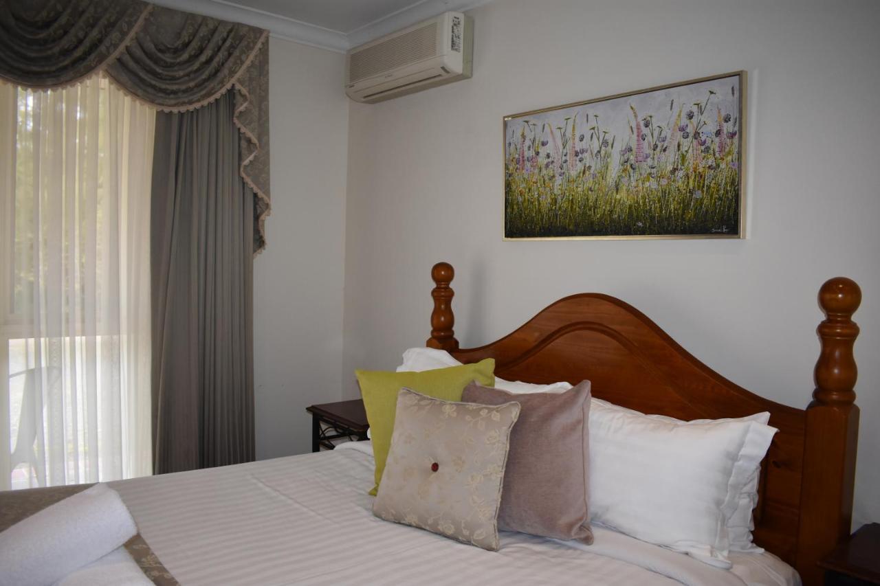 Sanctuary House Resort Motel Хилсвилл Экстерьер фото