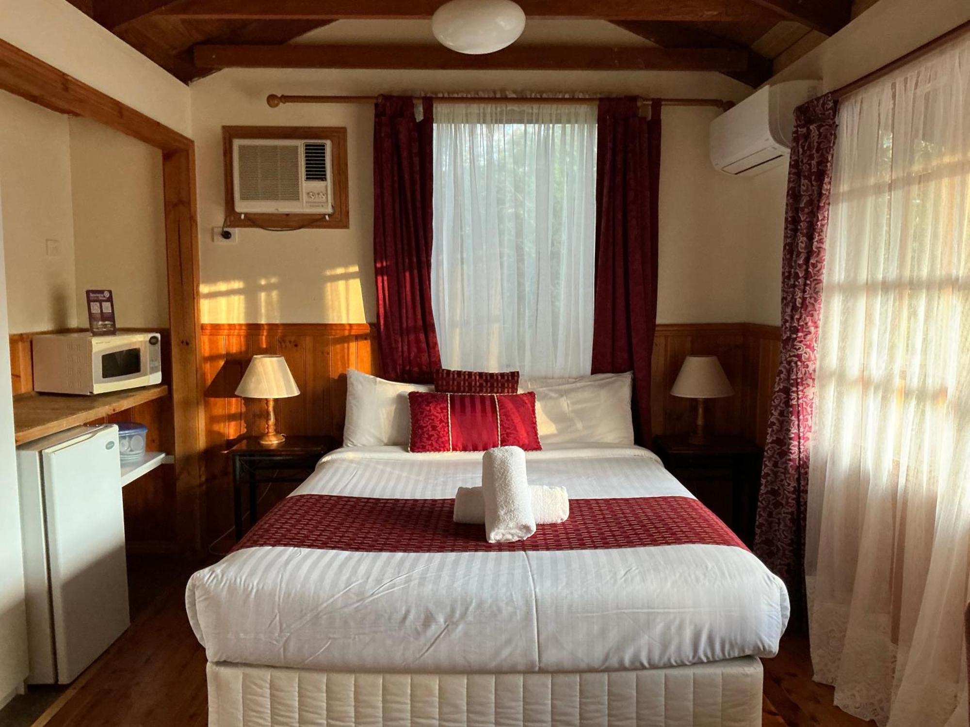 Sanctuary House Resort Motel Хилсвилл Экстерьер фото
