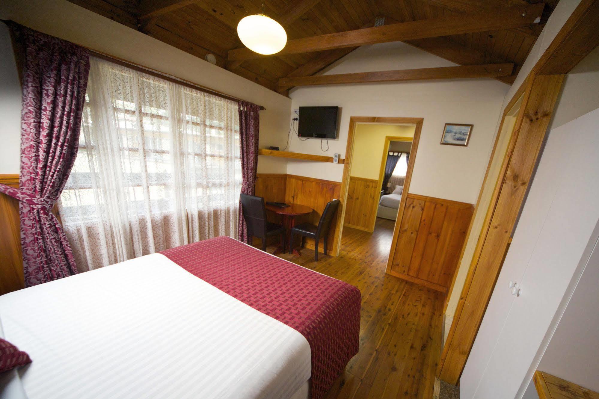 Sanctuary House Resort Motel Хилсвилл Экстерьер фото